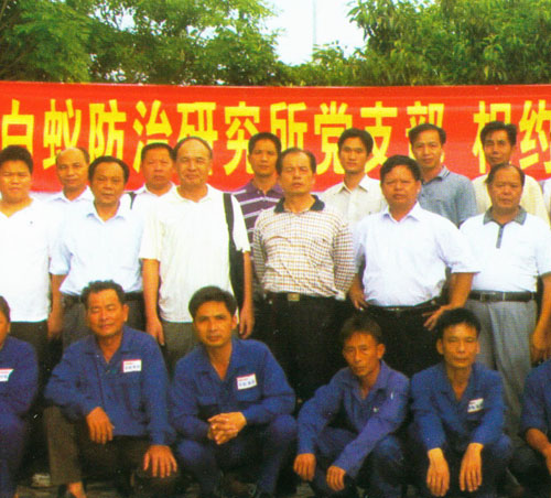 黨支部成員和技術(shù)人員合影